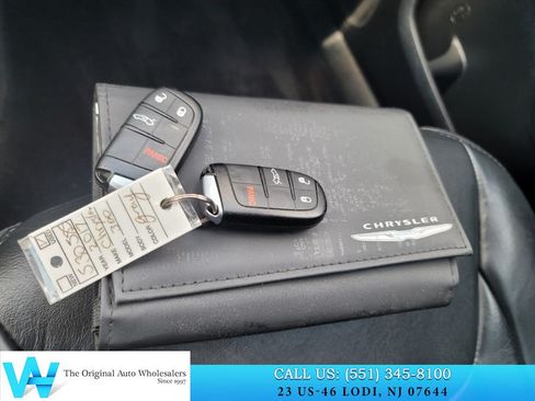 Used 2017 Chrysler 300 Limited RWD image 23