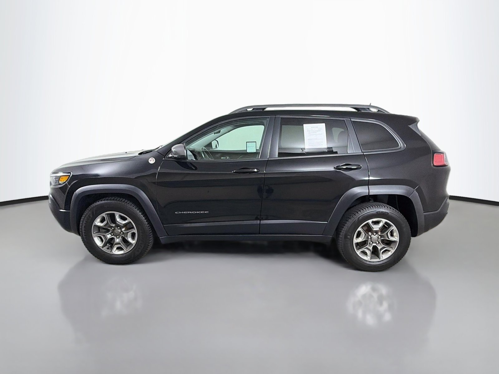 Used 2019 Jeep Cherokee Trailhawk w/ Cold Weather Group AWD/4WD image 2