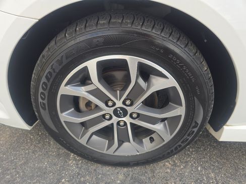 Used 2018 Chevrolet Sonic LT FWD image 28