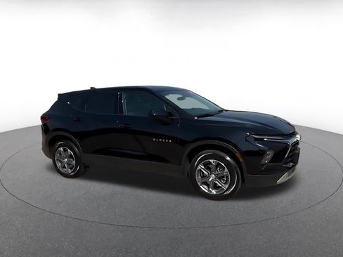 Used 2025 Chevrolet Blazer LT FWD image 2