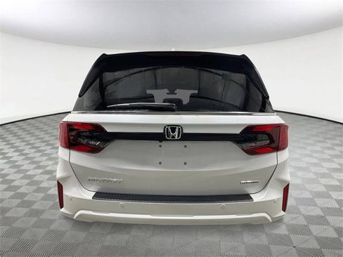 New 2025 Honda Odyssey Touring image 4