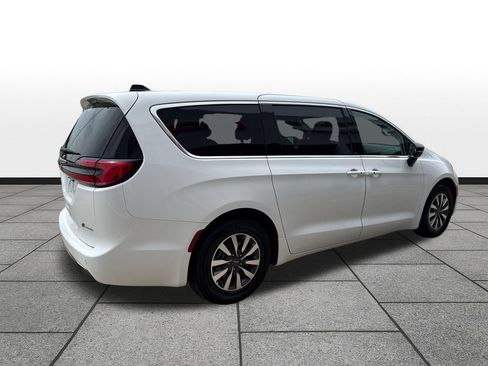 Used 2024 Chrysler Pacifica Limited FWD image 5