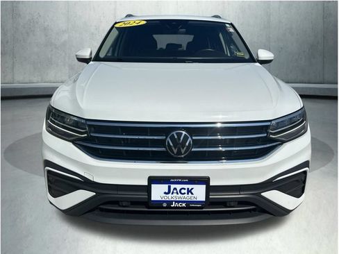 Used 2024 Volkswagen Tiguan SE w/ Panoramic Sunroof Package AWD/4WD image 11
