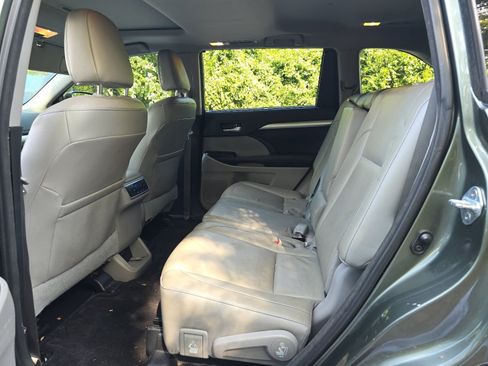 Used 2017 Toyota Highlander XLE FWD image 10