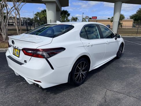 Used 2022 Toyota Camry SE w/ Cold Weather Package image 3