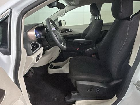 Used 2023 Chrysler Voyager LX FWD image 12