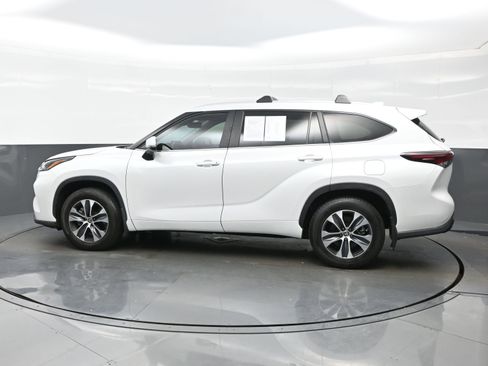 Used 2024 Toyota Highlander XLE AWD/4WD image 3