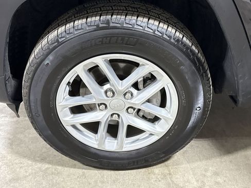 Used 2025 Jeep Grand Cherokee Laredo X w/ Luxury Tech Group I image 26