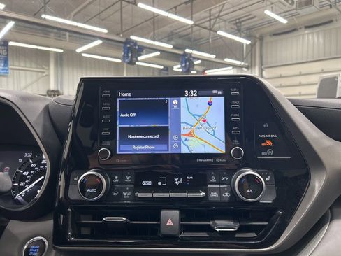 Used 2021 Toyota Highlander XLE image 20