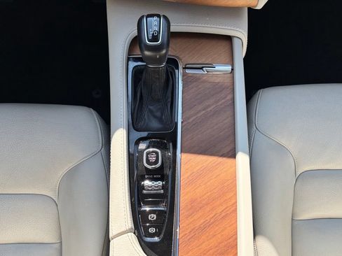 Used 2021 Volvo XC90 T6 Momentum AWD/4WD image 30