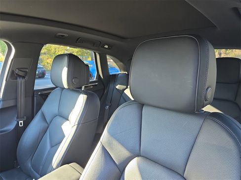 Certified 2024 Porsche Macan image 5
