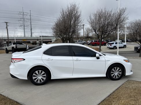 Used 2020 Toyota Camry LE image 6