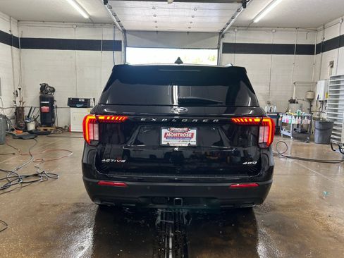 Used 2025 Ford Explorer Active AWD/4WD image 5