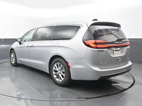 Used 2026 Chrysler Pacifica Limited FWD image 3