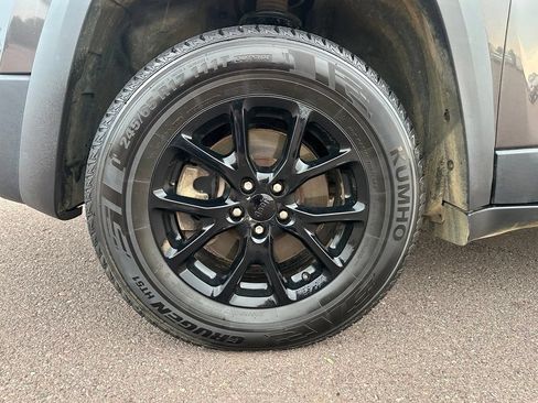 Used 2018 Jeep Cherokee Trailhawk AWD/4WD image 40