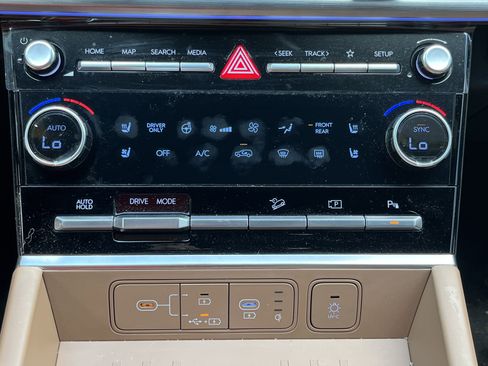 Used 2025 Hyundai Santa Fe Limited FWD image 8