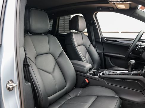 Certified 2025 Porsche Macan image 28