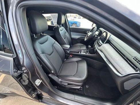 Used 2024 Jeep Compass Latitude image 30