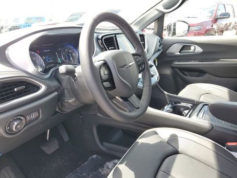 New 2026 Chrysler Pacifica Limited image 12
