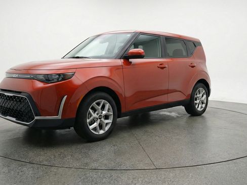 Used 2025 Kia Soul LX w/ LX Technology Package FWD image 3