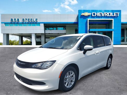 Used 2022 Chrysler Voyager LX image 3