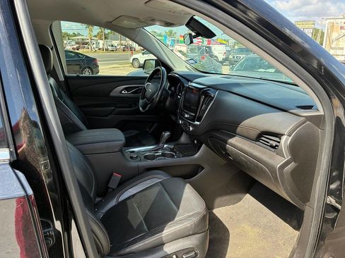 Used 2020 Chevrolet Traverse LT FWD image 3