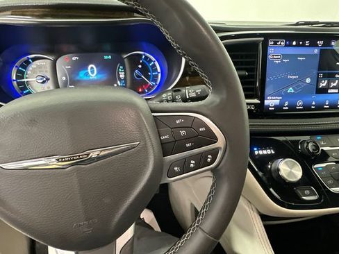 Certified 2023 Chrysler Pacifica Limited FWD image 24
