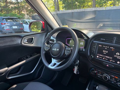 Used 2025 Kia Soul LX w/ LX Technology Package FWD image 32