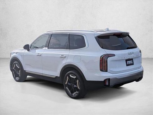 Used 2024 Kia Telluride EX w/ EX Captain's Chair Package image 8