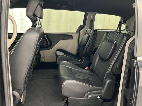 Used 2018 Dodge Grand Caravan SXT FWD image 9