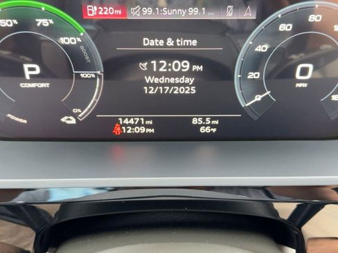 Used 2022 Audi e-tron Premium w/ Interior Protection Package image 20