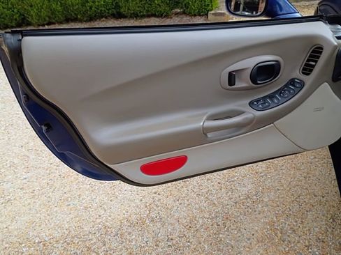 Used 2004 Chevrolet Corvette Convertible w/ Preferred Equipment Group image 32