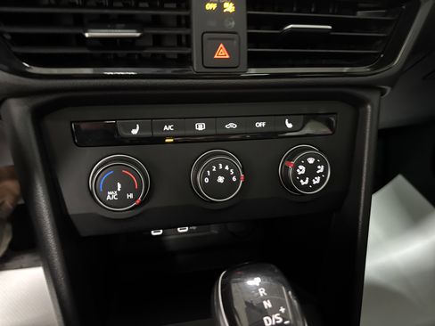 Certified 2022 Volkswagen Taos SE image 21