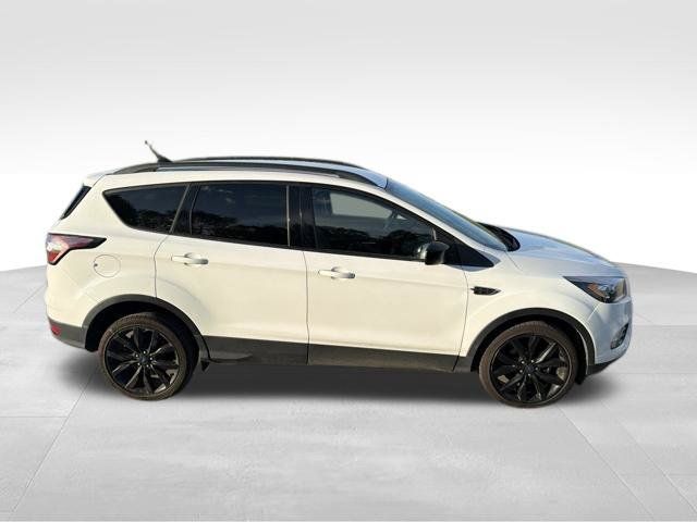 Used 2018 Ford Escape SE w/ SE Sport Appearance Package FWD image 2