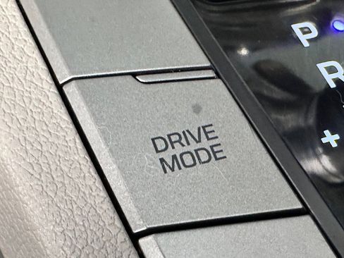 Used 2017 Hyundai Elantra SE image 31