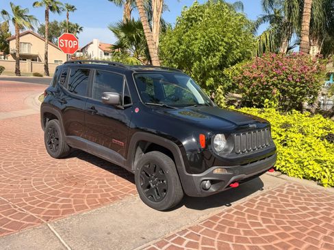 Used 2018 Jeep Renegade Trailhawk w/ Popular Equipment Group AWD/4WD image 22
