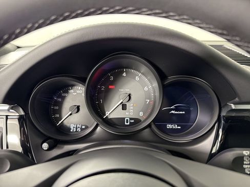 Certified 2026 Porsche Macan AWD/4WD image 37