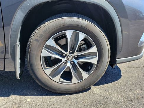 Used 2020 Toyota Highlander XLE AWD/4WD image 6