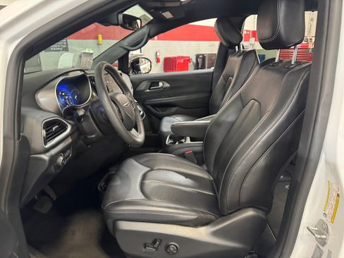 Used 2025 Chrysler Pacifica Select FWD image 14