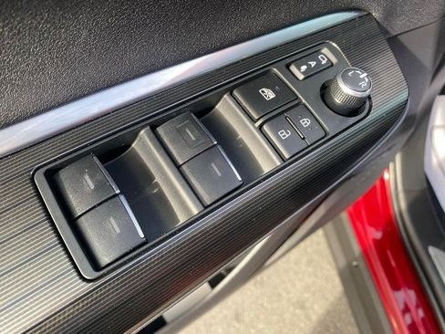 Used 2023 Toyota Venza Nightshade image 13