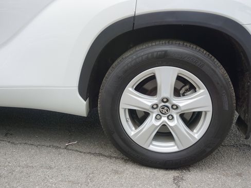 Used 2023 Toyota Highlander LE AWD/4WD image 6