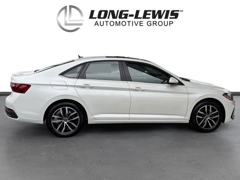Certified 2025 Volkswagen Jetta SE w/ Sunroof Package FWD image 8