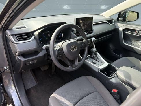 Used 2025 Toyota RAV4 LE AWD/4WD image 4