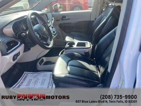 Used 2023 Chrysler Pacifica Touring-L image 13