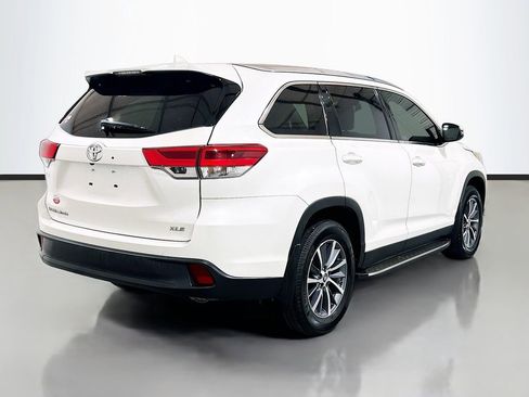 Used 2019 Toyota Highlander XLE FWD image 4