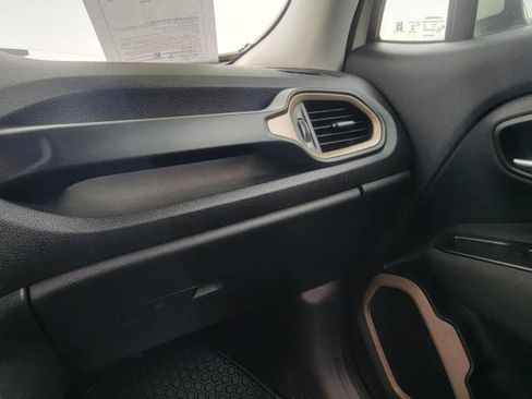 Used 2017 Jeep Renegade Latitude w/ Cold Weather Group image 8