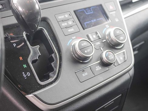 Used 2020 Toyota Sienna SE w/ SE Preferred Package FWD image 20