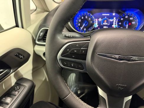Used 2024 Chrysler Pacifica Touring-L image 14