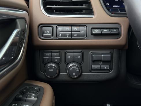 Used 2023 Chevrolet Tahoe High Country w/ Advanced Technology Package AWD/4WD image 28