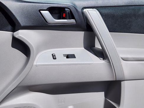 Used 2013 Toyota Highlander Plus image 15